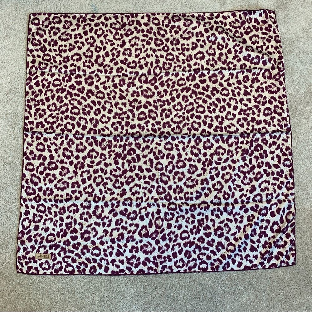 𝅺RED white leopard scarf